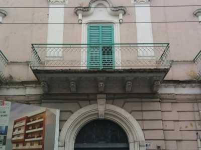 Il piano terra presenta un ingresso ad arco a tutto sesto con accessi laterali con arco ribassato, sul livello  superiore invece la facciata � divisa da paraste con capitelli decorati con motivi vegetali